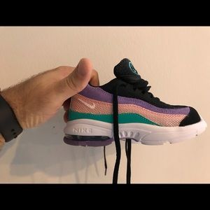 Girls Nike shoes (like new)